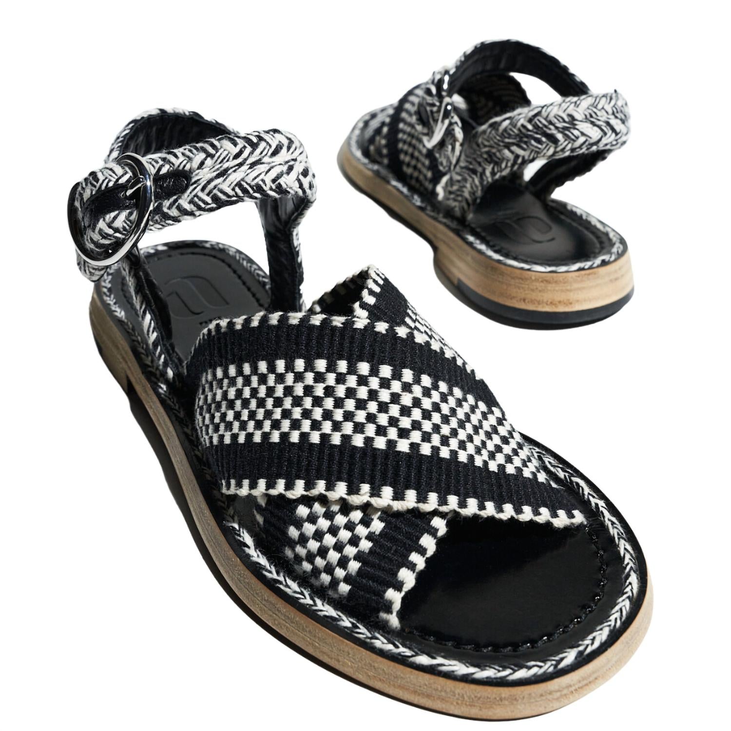 Сандалии Aurora Flat Sandal цвета слоновой кости/черного цвета Amambaih — фото 3