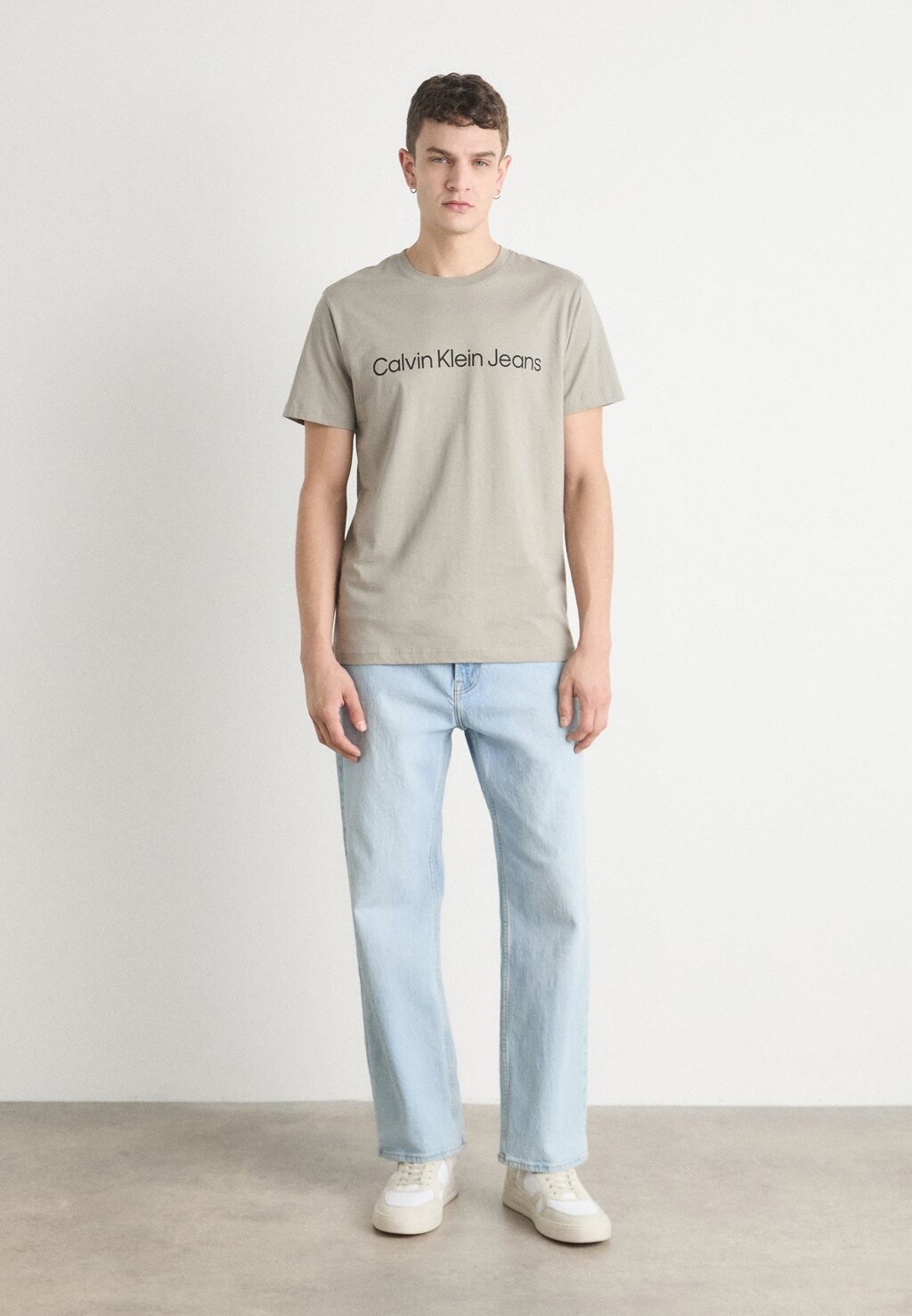 

Футболка с принтом REGULAR FIT TEE INSTITUTIONAL LOGO Calvin Klein Jeans, серый