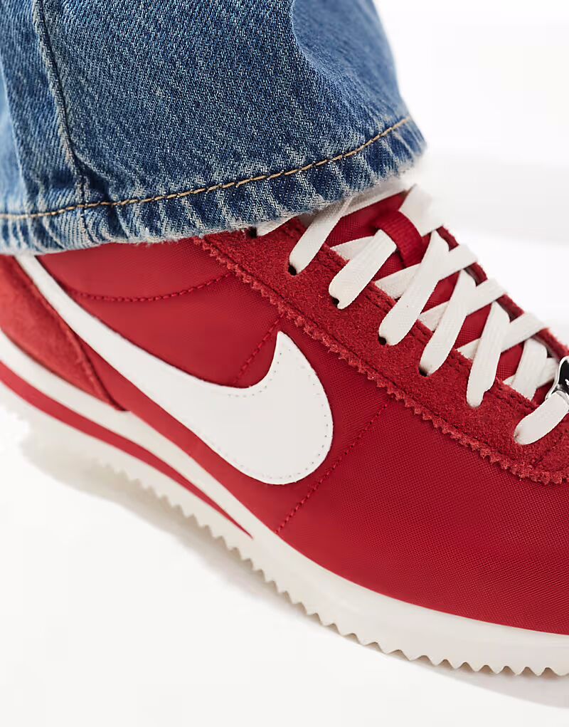Кроссовки Nike Cortez TXT замшевые красного и белого цвета — фото 3