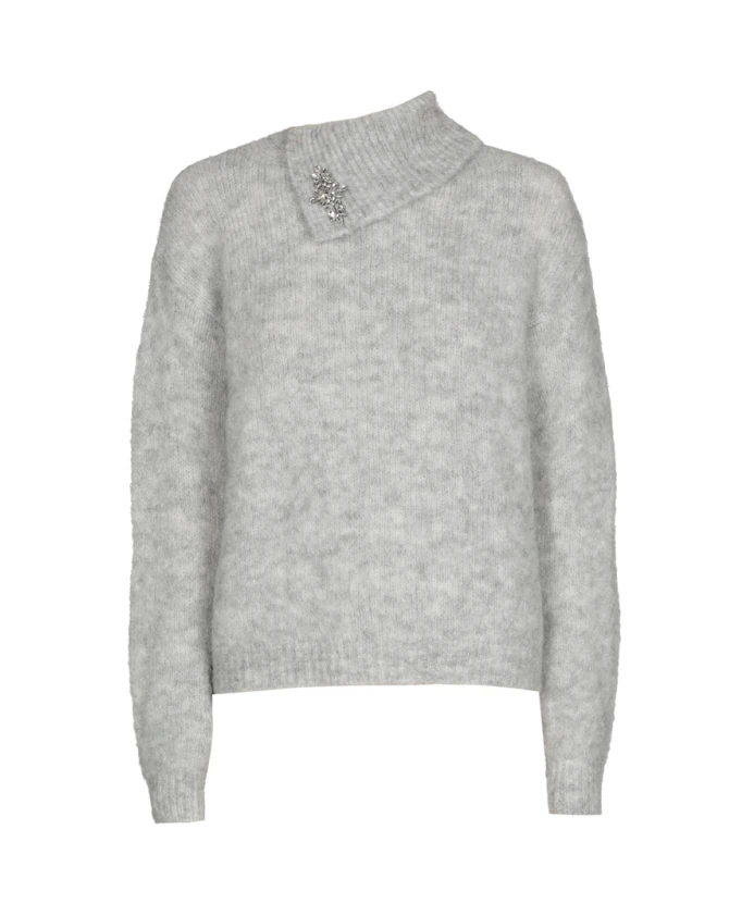 

Серый свитер со стоячим воротником и брошью. Marie Mãro, серый