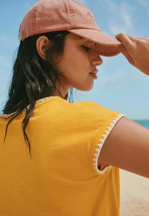 Блуза Next, Regular fit bubblehem notch neck whipstitch short sleeve top, охра — фото 2