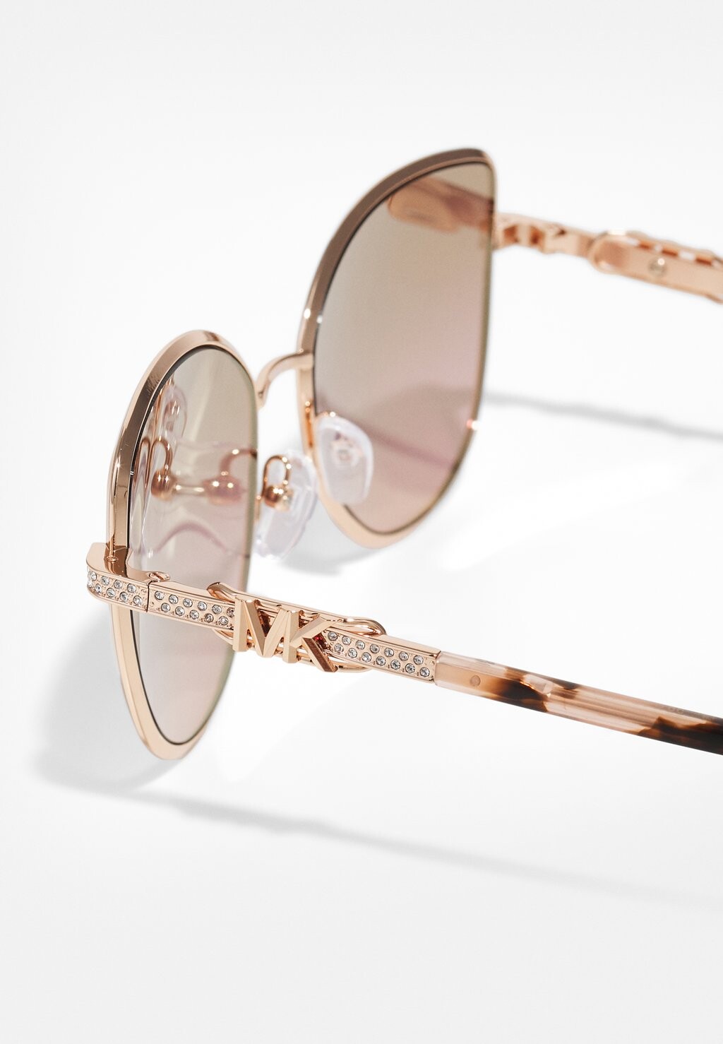 

Солнцезащитные очки Michael Kors, блестящее розовое золото/светло-коричнево-розовый с градиентом и вспышкой Catalonia