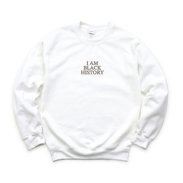 

Графический свитшот Embroidered i am black history Simply Sage Market, White