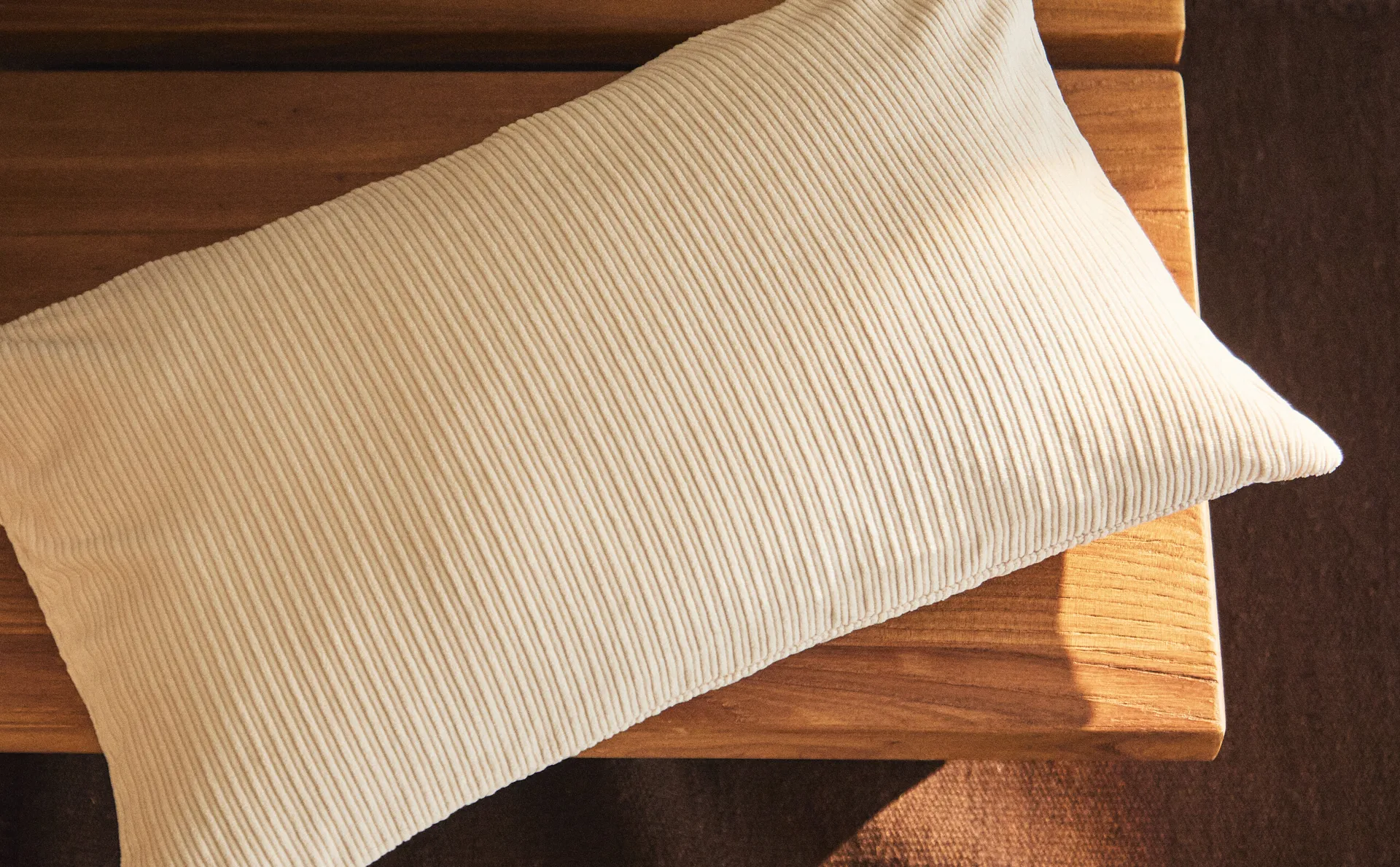 

Вельветовый бархатный чехол на подушку Zara Home, экрю