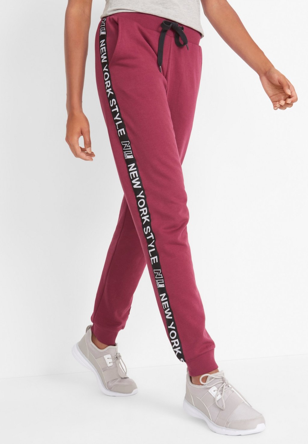 

Спортивные брюки MIT BÜNDCHEN UND STATEMENT bonprix, красный