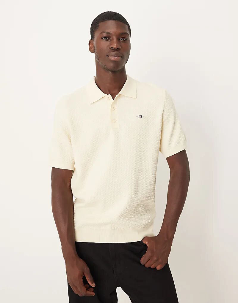 

Поло GANT из фактурного хлопка с короткими рукавами кремового цвета