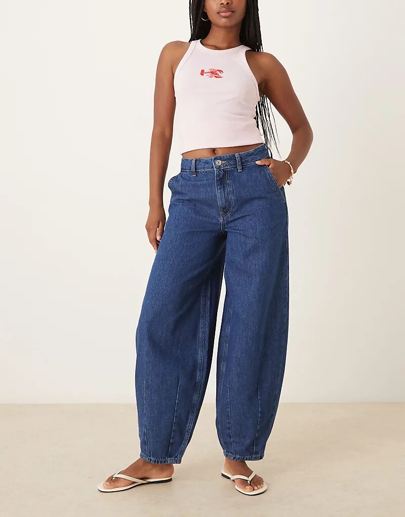 

Джинсы-бочонки ASOS DESIGN с вытачками по низу, средне-синего цвета