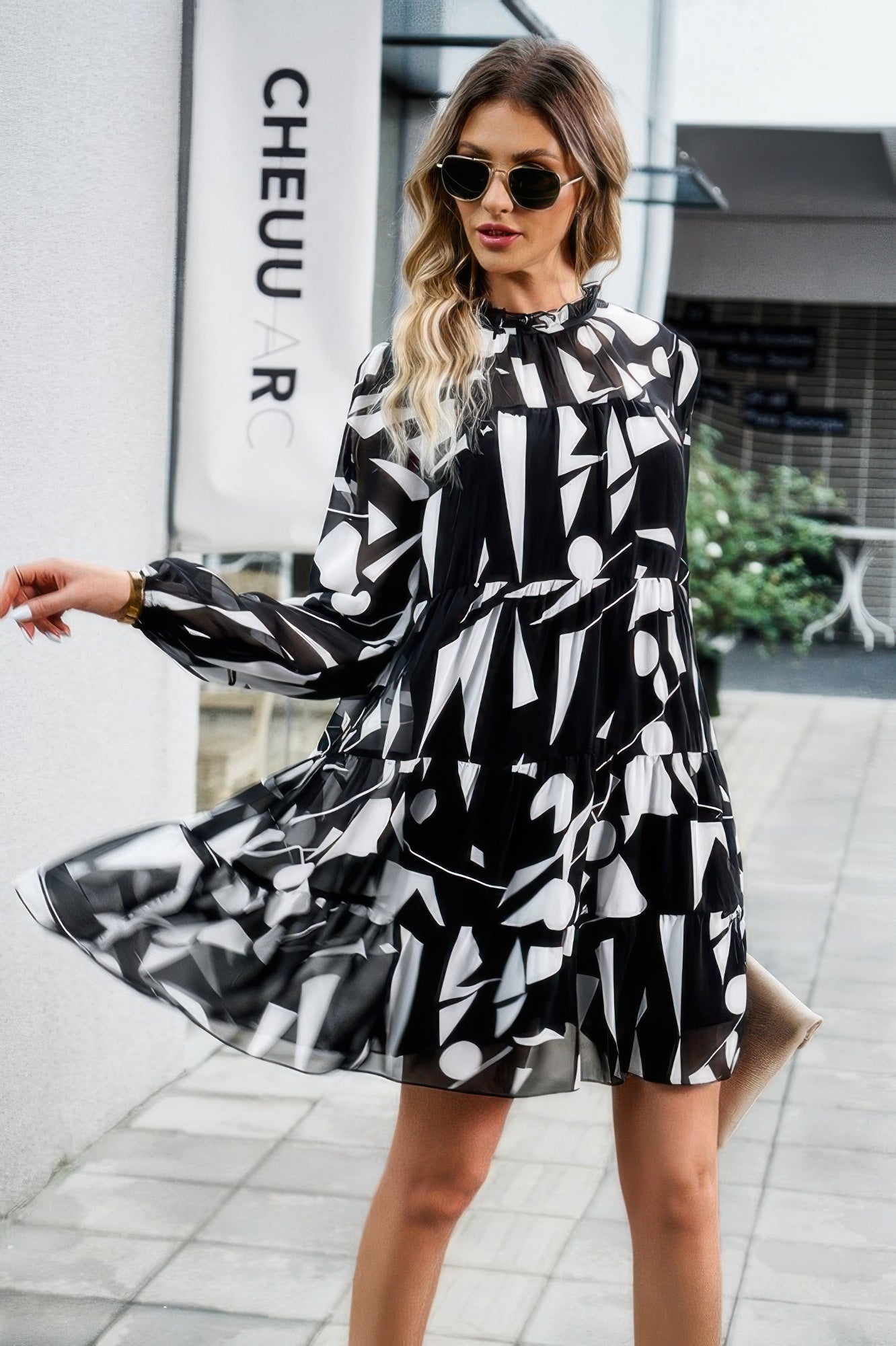 

Платье с рюшами на воротнике, абстрактным принтом, длинными рукавами и ярусным кроем TRUEDAMES, черный