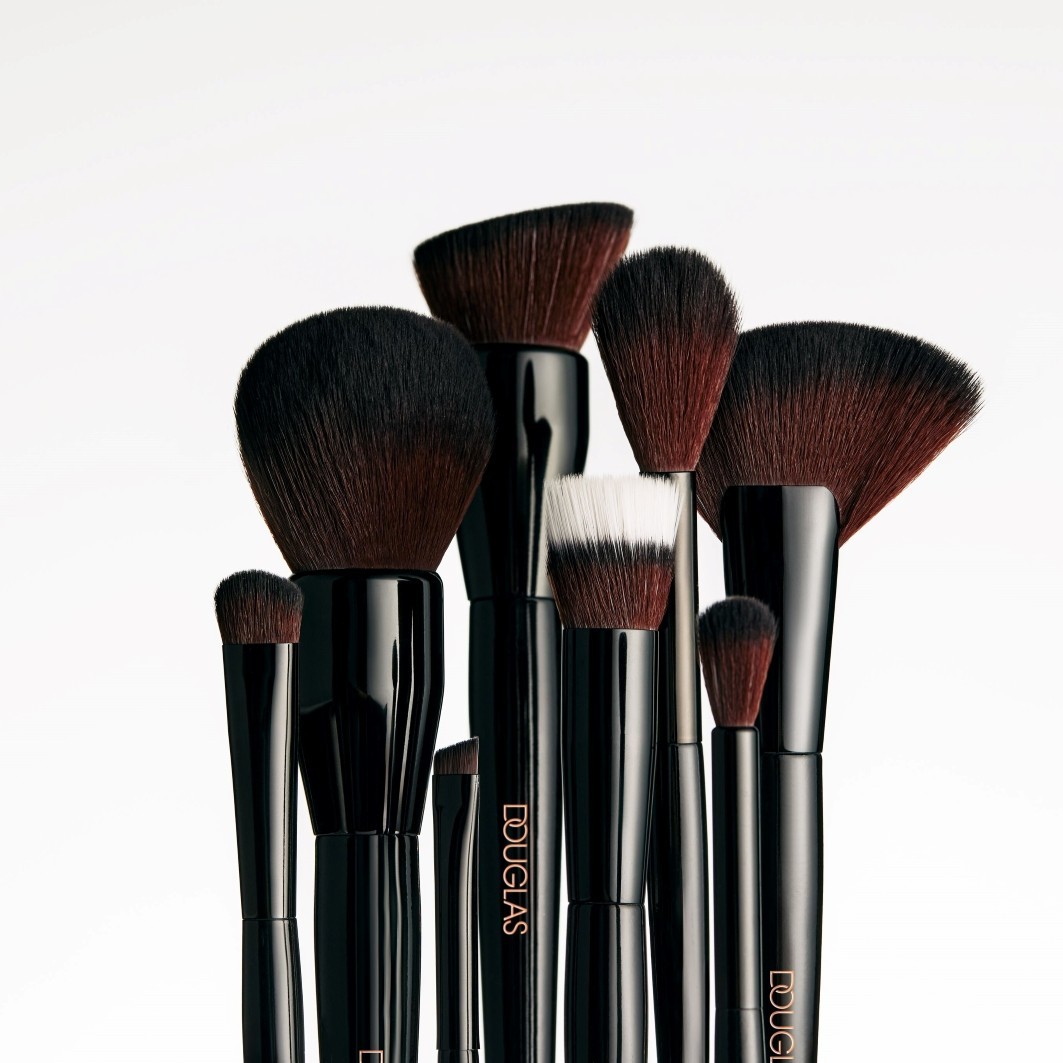 Кисть для лица accessoires expert brush - 122 angled er brush Douglas Collection, количество 1 шт. — фото 4