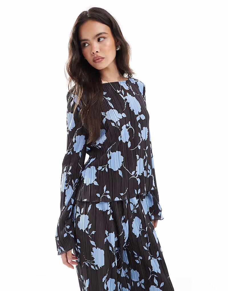 

Топ с длинными рукавами и плиссе, шоколадного и синего цвета с цветочным принтом Vero Moda