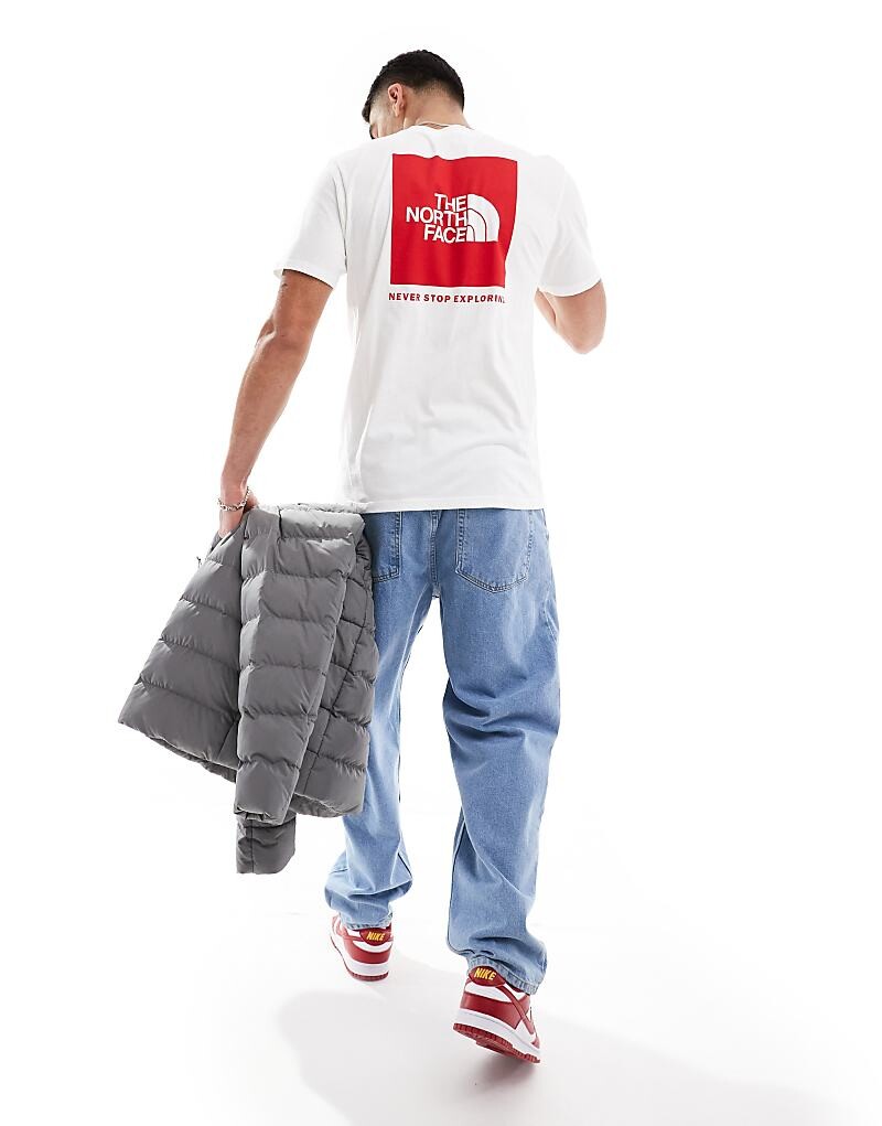 

Бело-красная футболка The North Face Box NSE с рисунком на спине