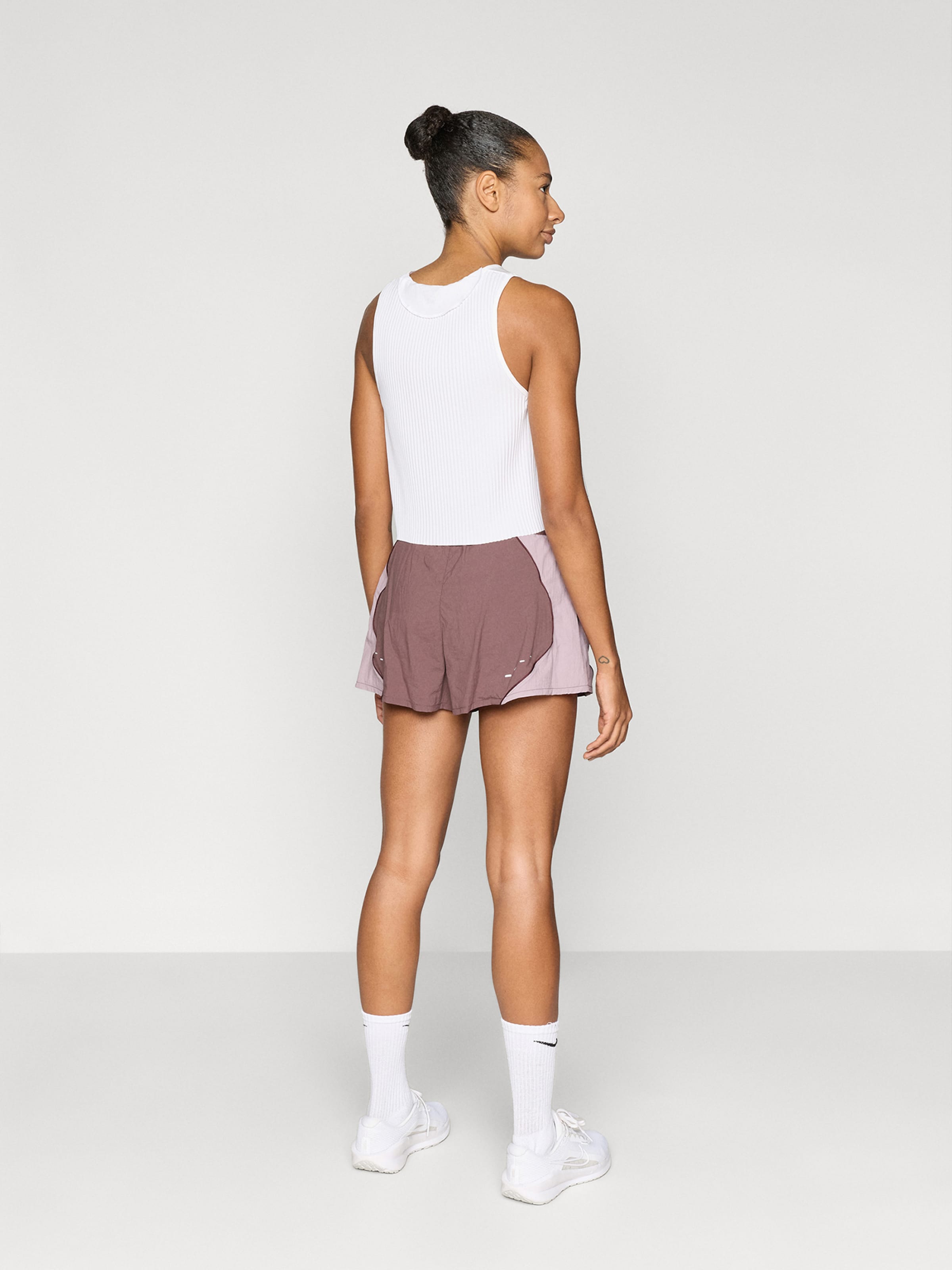 NIKE Шорты для тренировок Regular 'Swift' в цвете Rose — фото 3