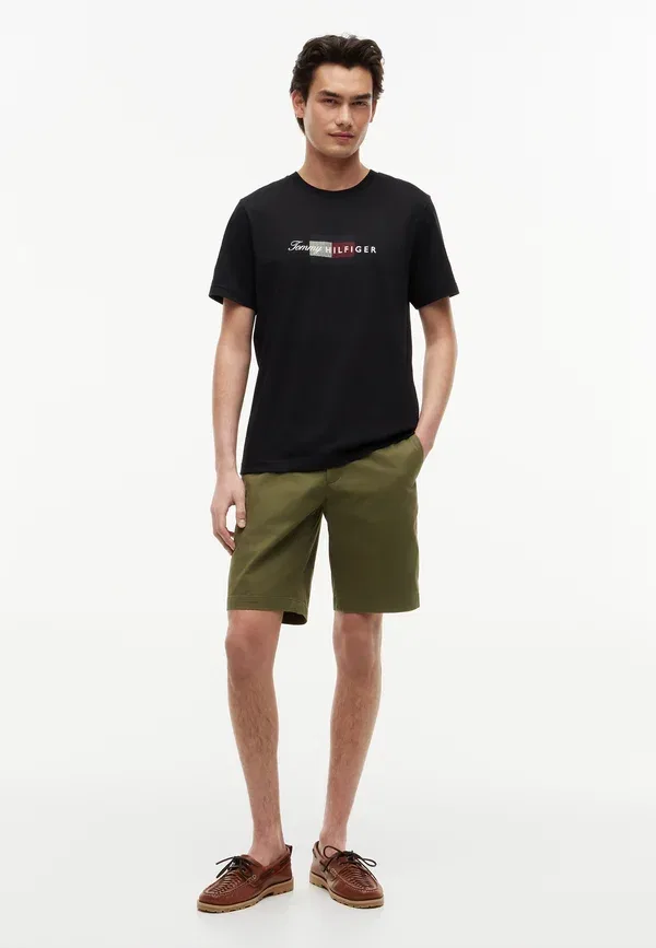 Футболка Tommy Hilfiger Script Flag Regular Tee Brand Love Print, черный — фото 2