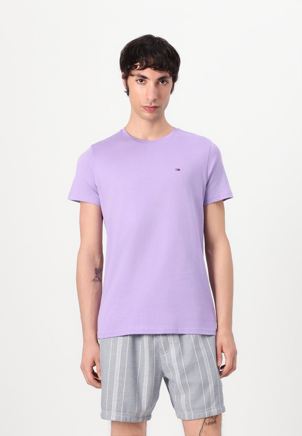 

Базовая футболка TEE Tommy Jeans, сиреневый