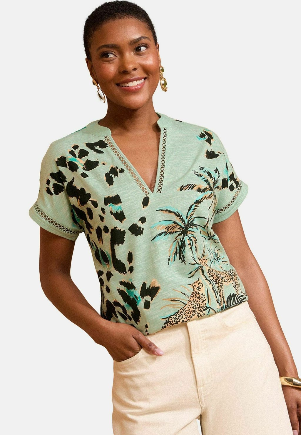 

Футболка с принтом REGULAR FIT TRIM V-NECK Love & Roses, зеленый