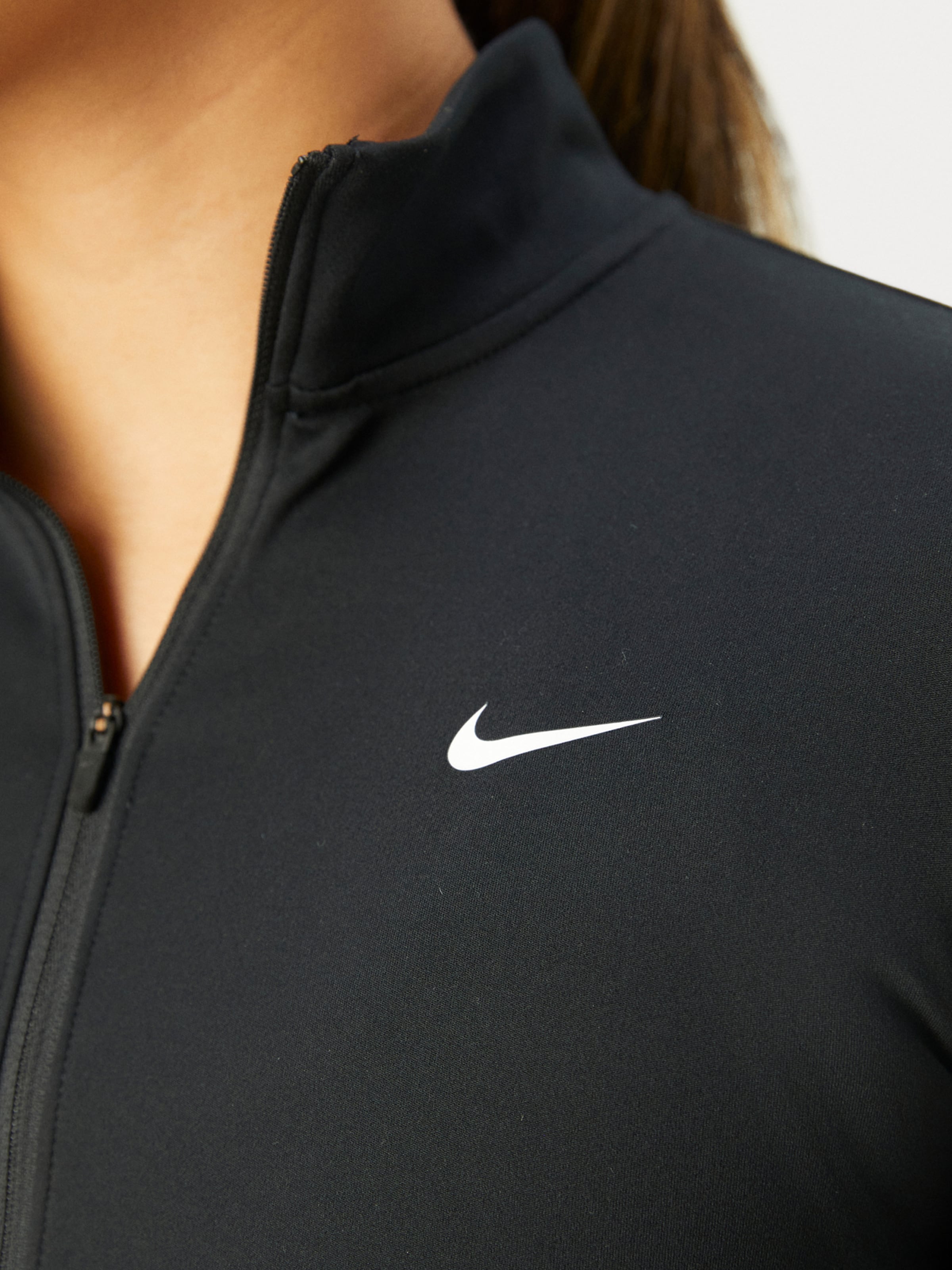 NIKE Спортивная куртка 'ONE' в черном цвете — фото 2