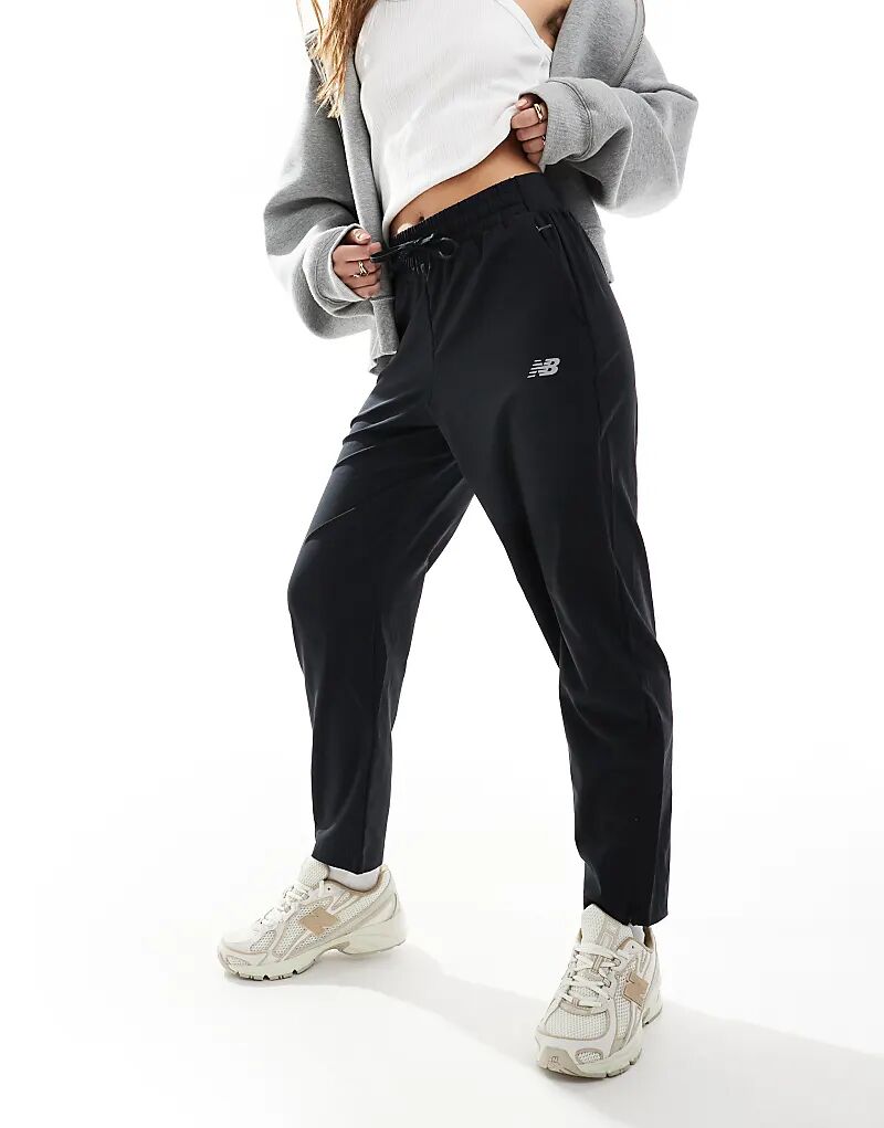 

Тканые брюки New Balance Sport Essentials черного цвета
