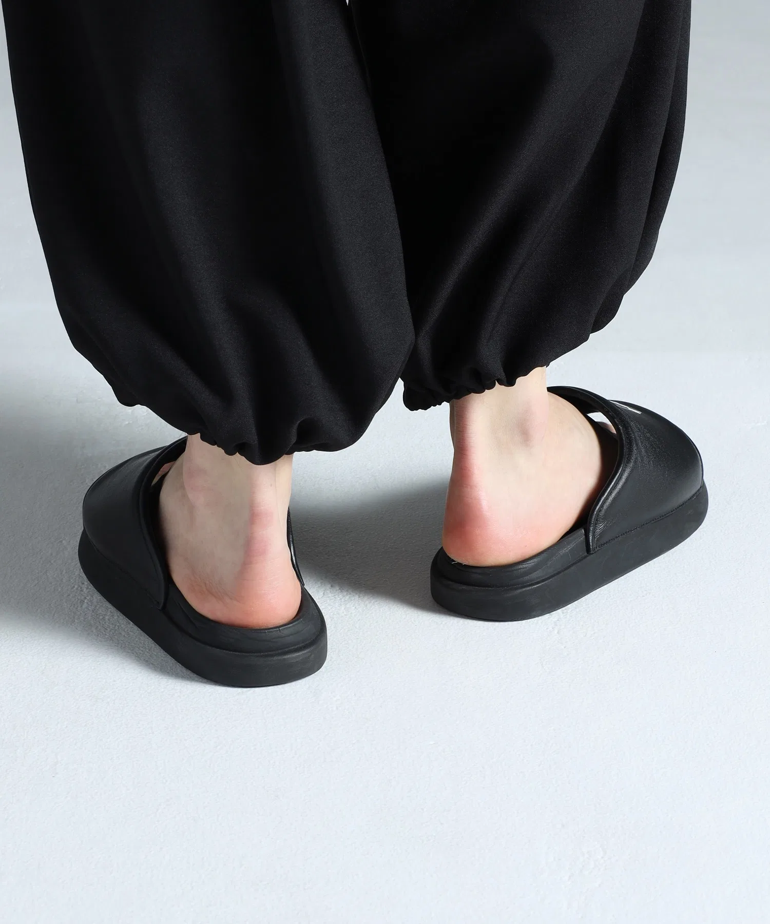 Унисекс кожаные сандалии Y-3 SLIDE чёрные — фото 3