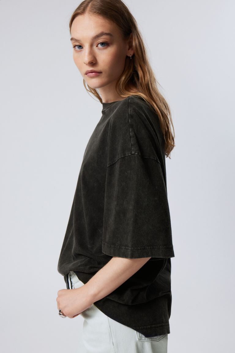 

Мягкая футболка оверсайз Weekday, черный