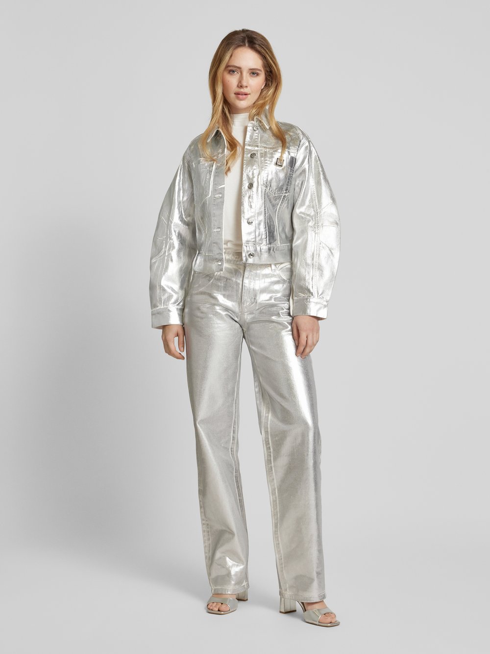 

Джинсы свободного кроя с пятью карманами ARMANI EXCHANGE, серебряный