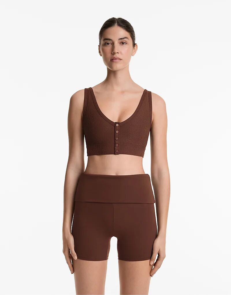 

Топ-хенли Oysho Rib Comfortlux с открытой спиной в шоколадном цвете