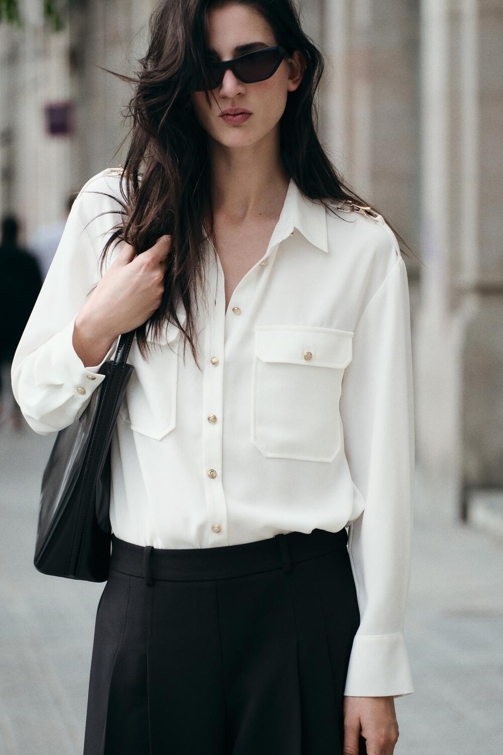 

Рубашка из крепа с аппликациями на плечах ZARA, экрю