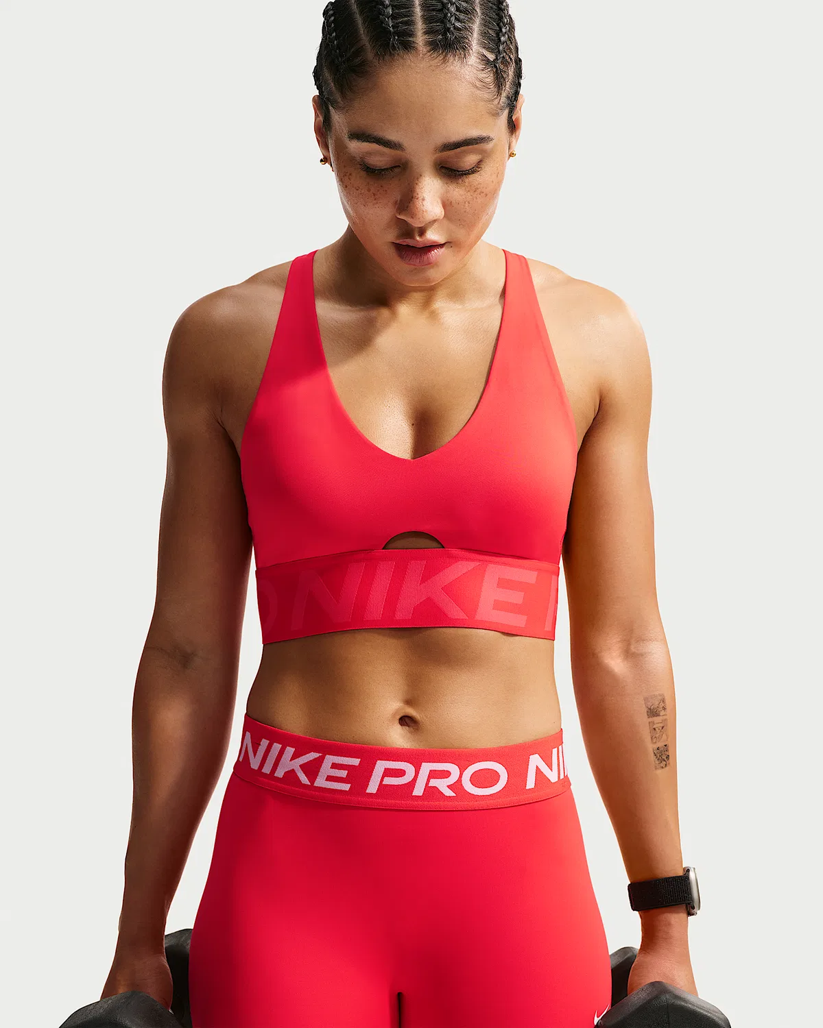 Женский спортивный бюстгальтер Nike Pro Sculpt средней поддержки с поролоном, Light Crimson/Ember Glow/White — фото 3