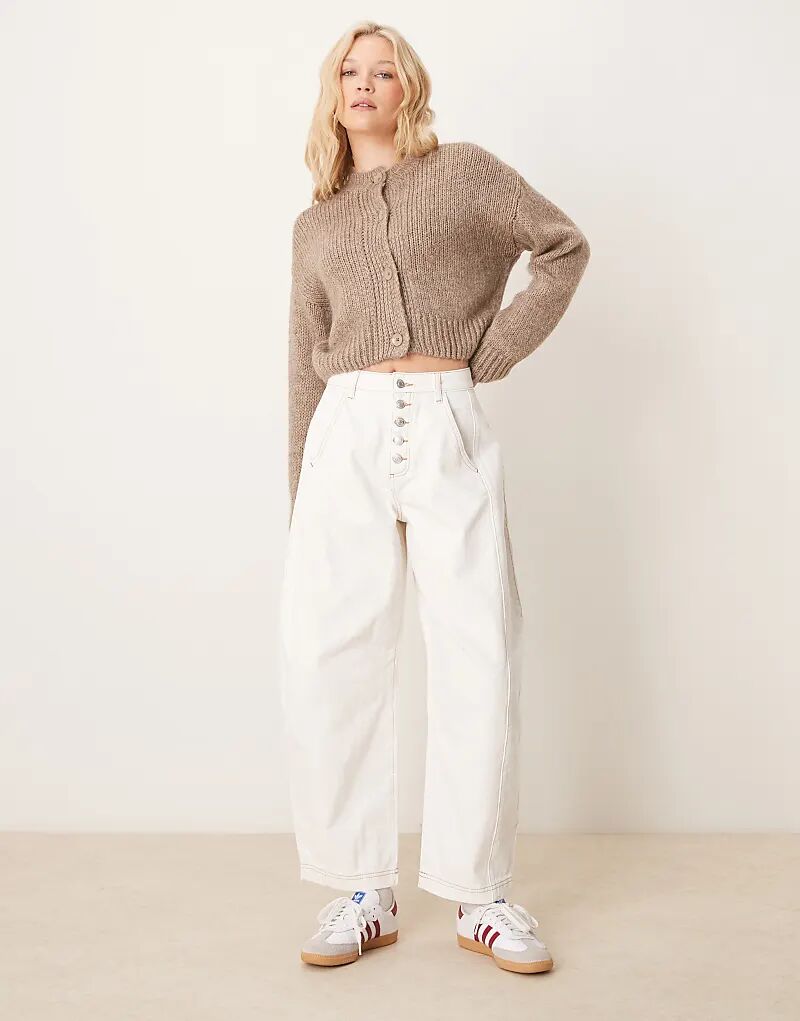 

Укороченные джинсы-бочонки с пуговицами цвета экрю ASOS DESIGN