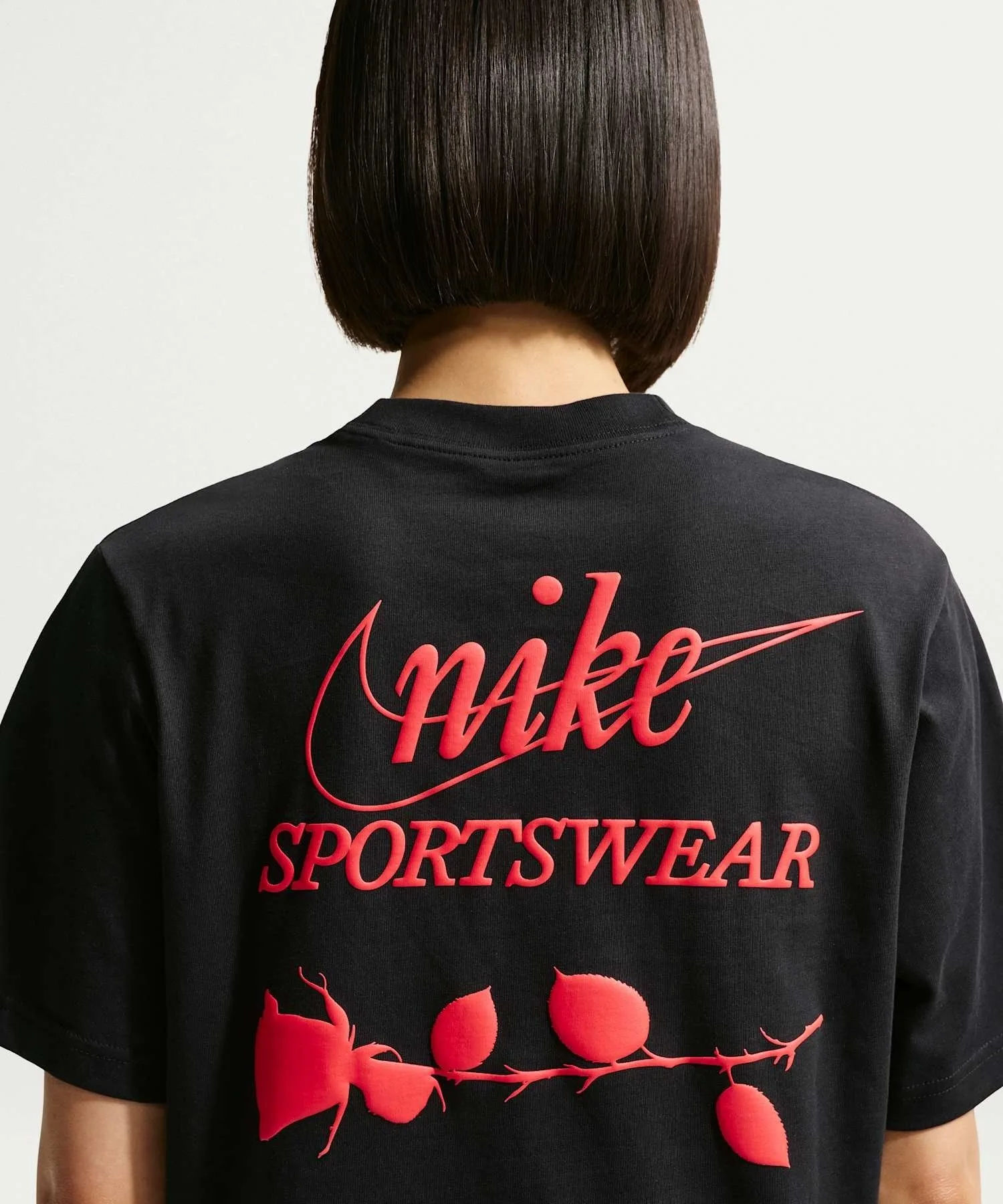 Женская футболка свободного кроя NIKE Sportswear IR7823-010 чёрная — фото 2