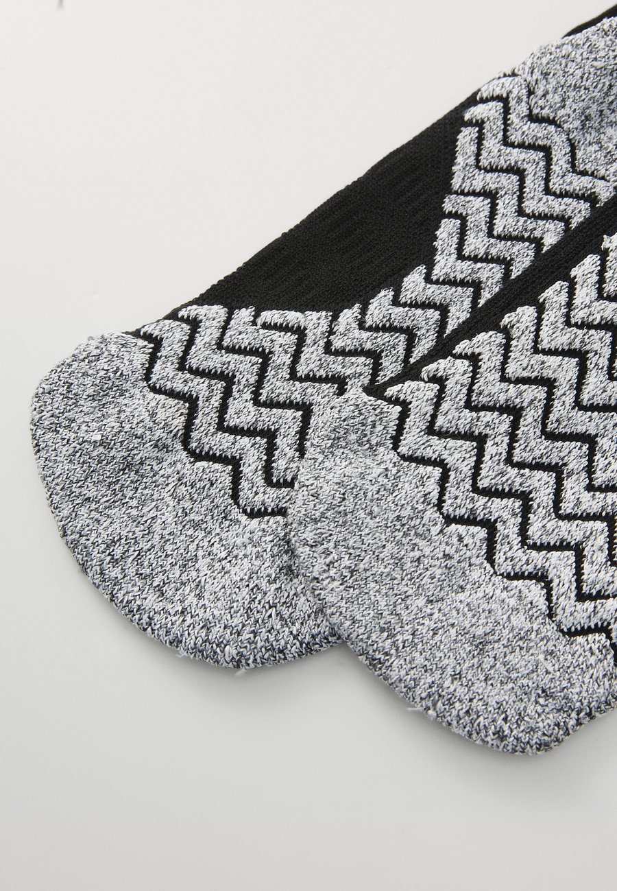 Носки Adidas Performance ADIDAS FOOTBALL GRIP KNITTED CREW PERFORMANCE SOCKS CUSHIONED, Black/White/Black — фото 2