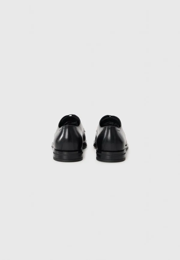 Классические клубные ботинки на шнуровке Stuart Weitzman, Black — фото 3