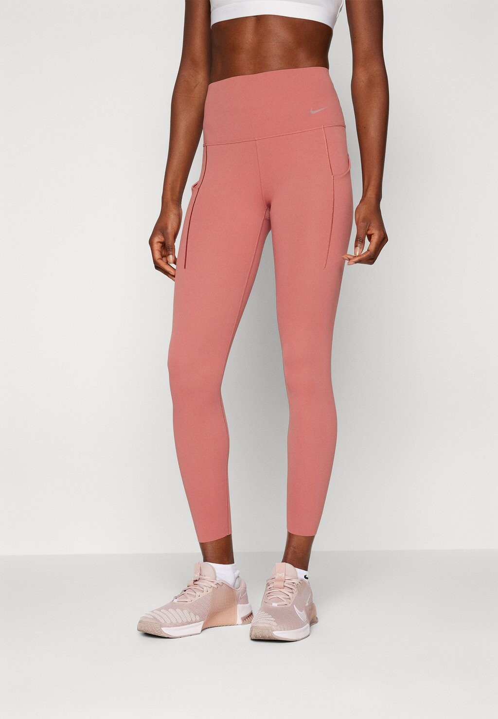 

Тайтсы UNIVERSA Nike, фуксия пестрая