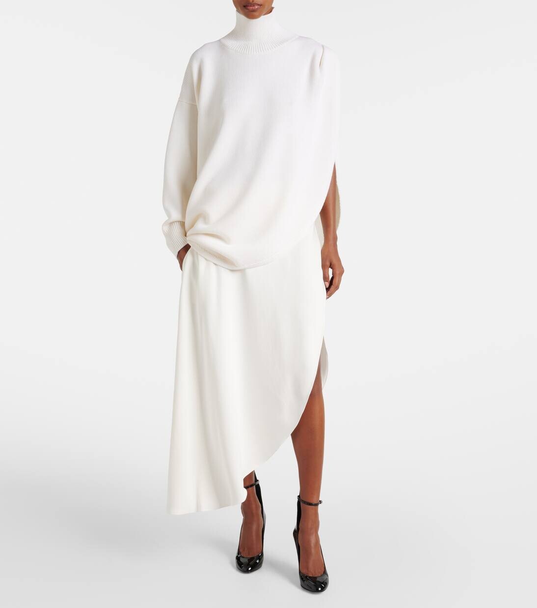Асимметричный шерстяной свитер с пелериной Alaïa, цвет blanc naturel — фото 2