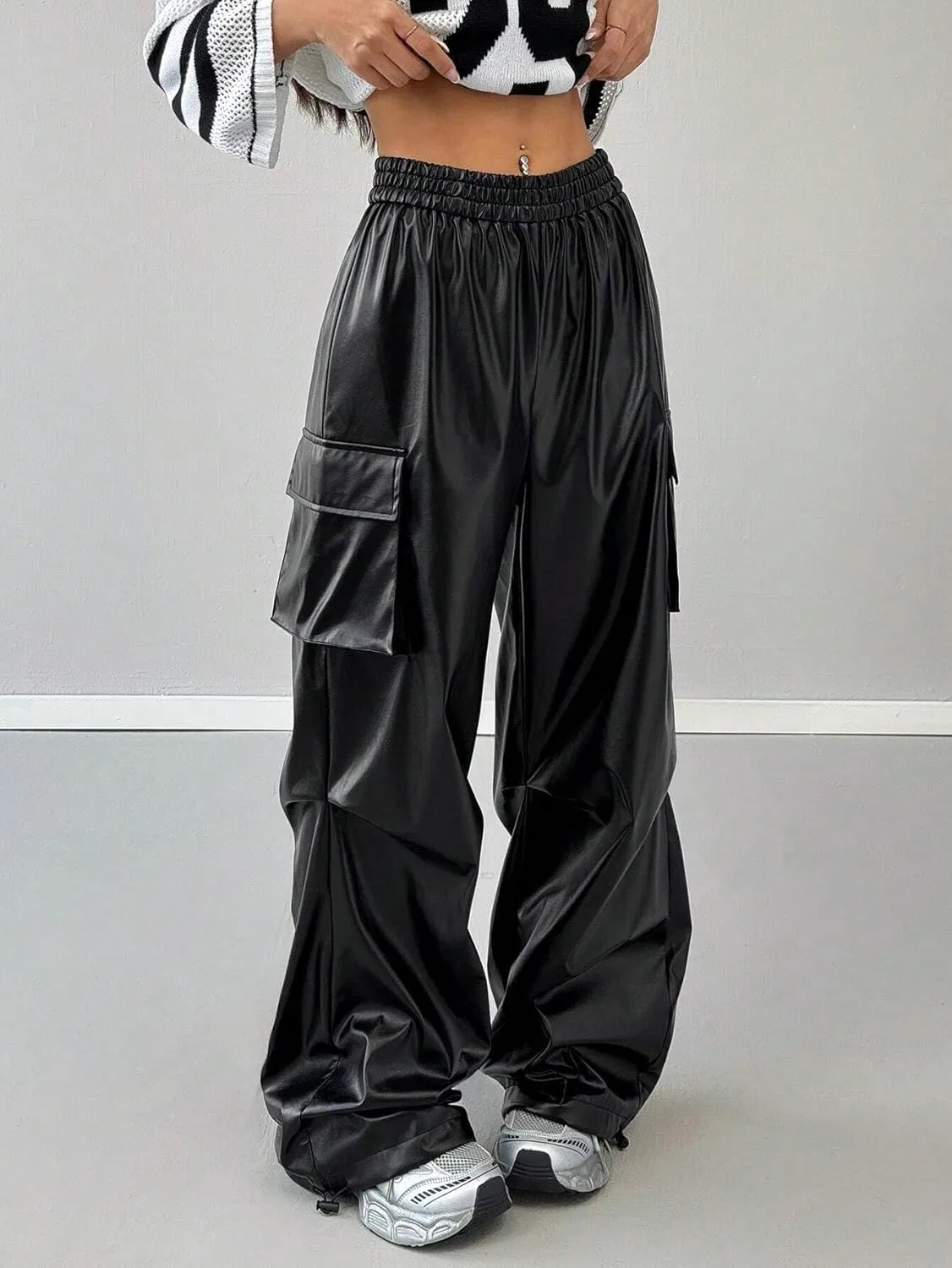 Осенние брюки-карго из искусственной кожи с высокой талией и широкими штанинами, свободный крой, для женщин, в стиле стритстайл — фото 4