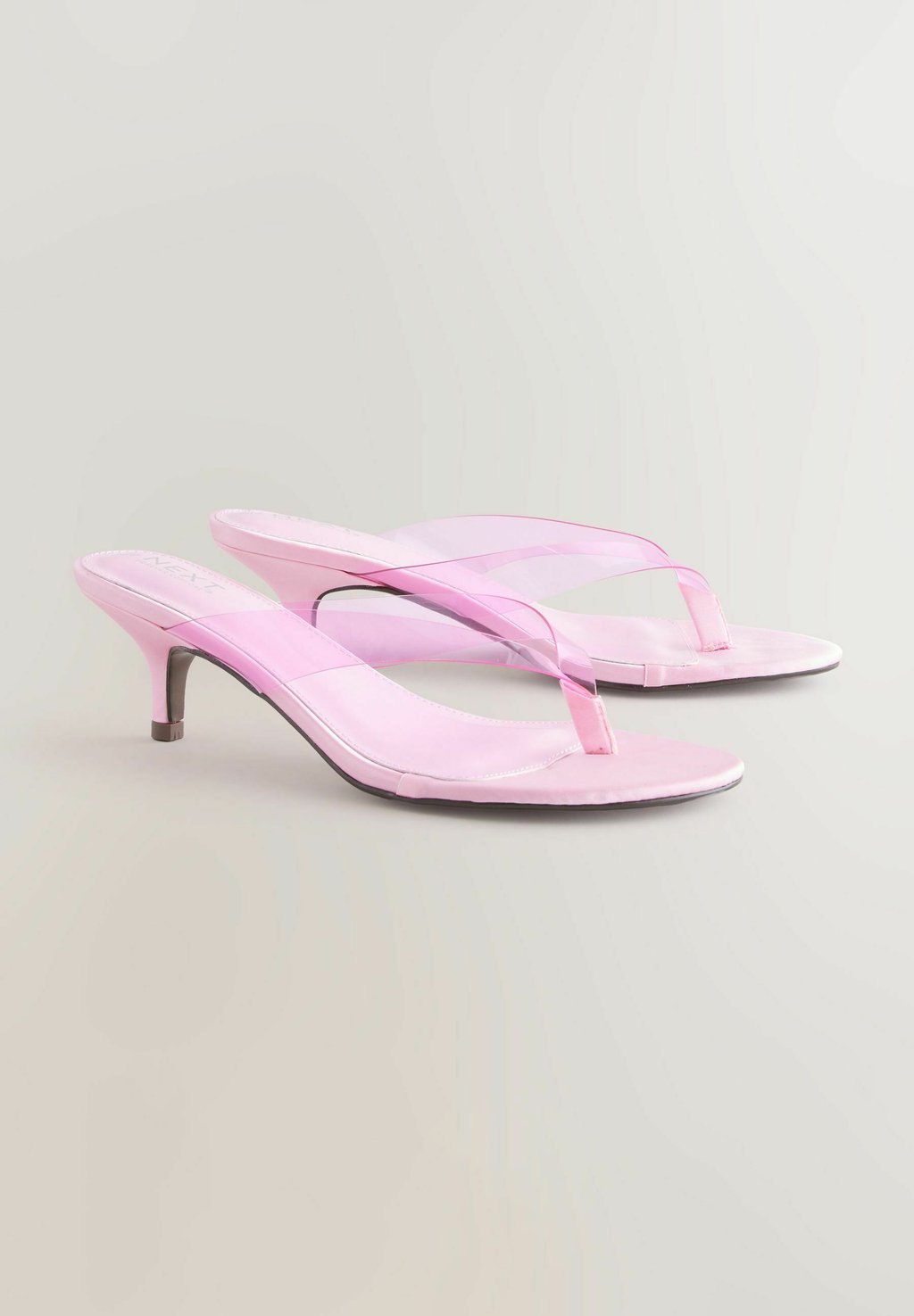 Сандалии с Т-образной застежкой REGULAR FIT-FOREVER COMFORT ROUND TOE VINYL TOE THONG KITTEN - Pool shoes Next, розовый — фото 2