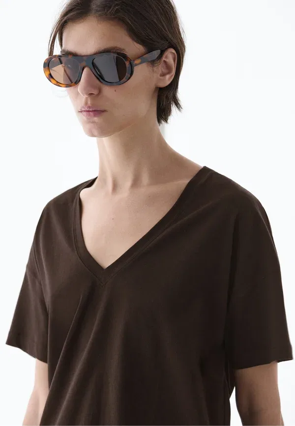 Футболка Massimo Dutti, модель Flowing cropped fit v neck t-shirt basic t-shirt, темно-коричневая — фото 3