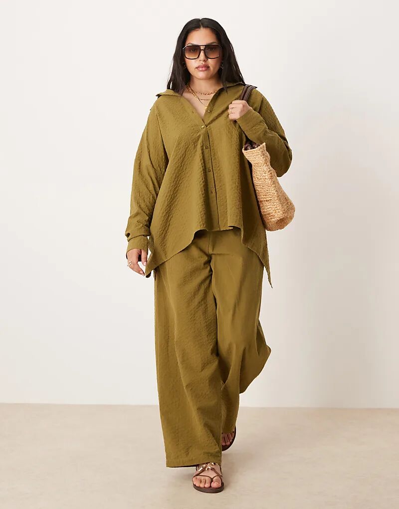 

Свободные брюки-клеш ASOS DESIGN Curve из сирсакера оливкового цвета