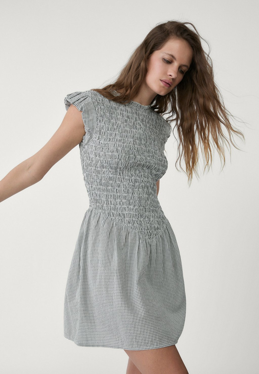 

Повседневное платье SHORT GATHERED GINGHAM Stradivarius, серый