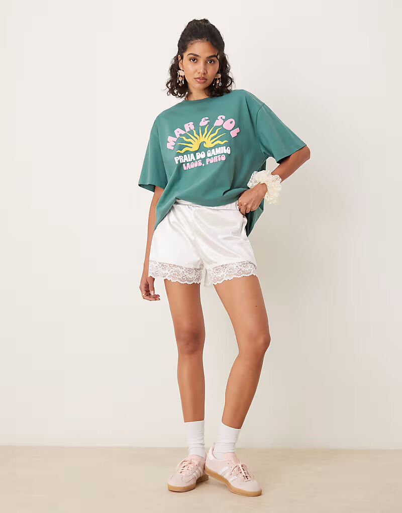 

Шорты свободного кроя ASOS DESIGN из кремового эластичного атласа с кружевной отделкой