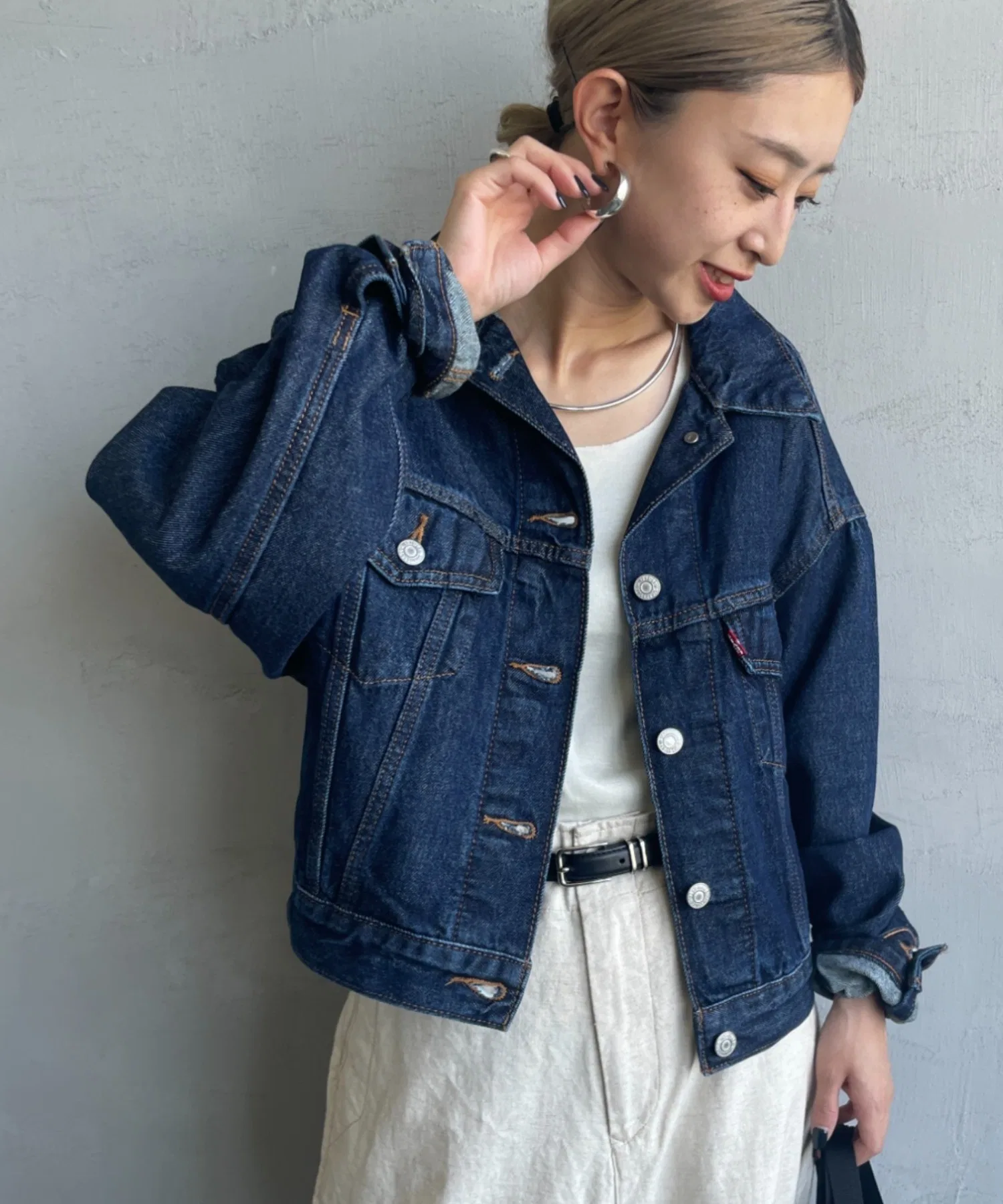 [LEVI'S] Укороченная джинсовая куртка-тракер в стиле 90-х