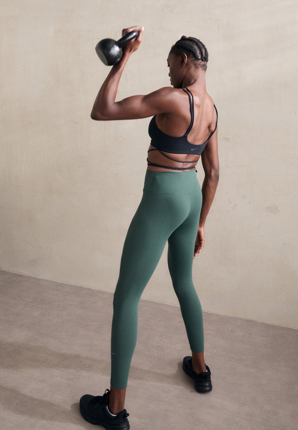

Легкая поддержка спортивного бюстгальтера WRAP BRA Nike Performance, черный