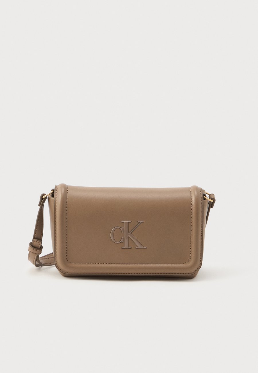 

Сумка кросс-боди Calvin Klein BOLD FLAP CROSSBODY, Desert Taupe/Taupe