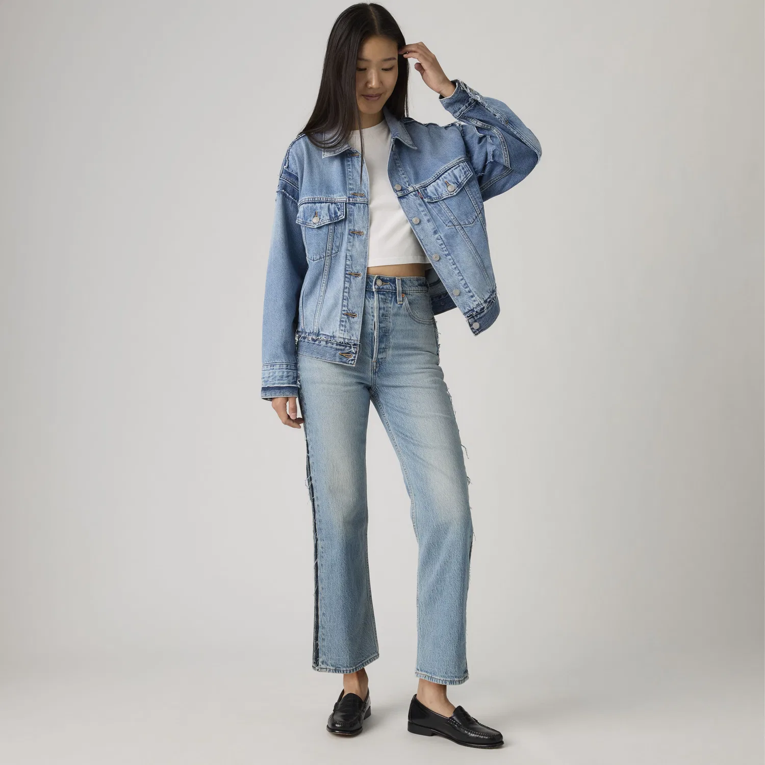 Женские джинсы с рваными элементами и укороченной талией Levi's, Medium Wash