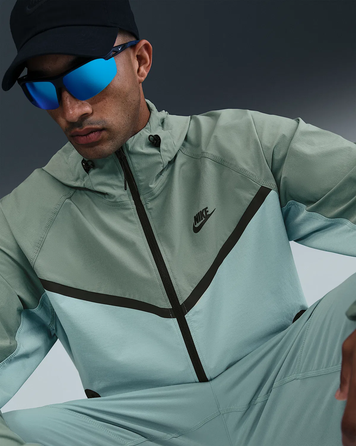 Мужская куртка Nike Tech Woven, Cannon/Clay Green/Black — фото 3