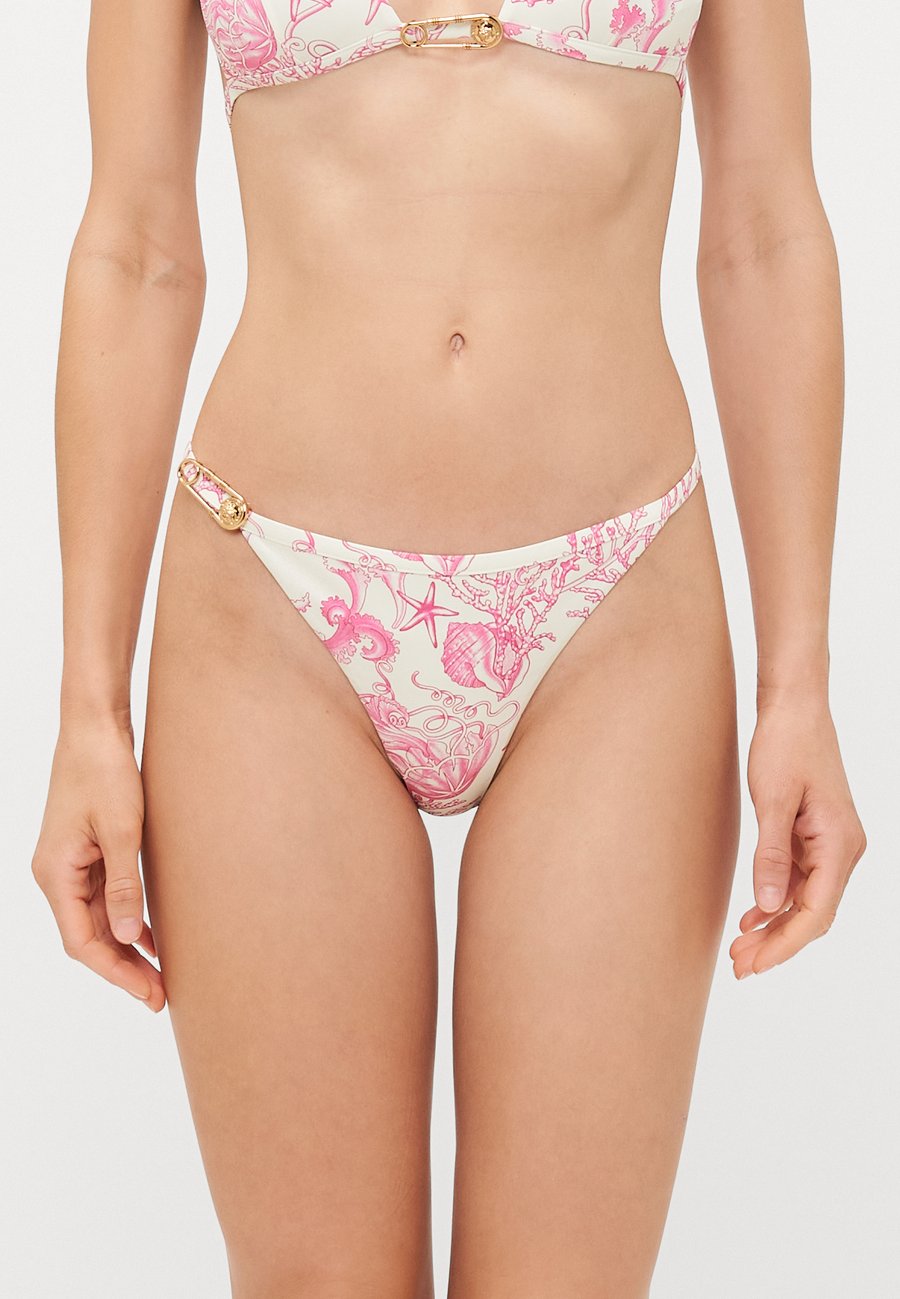 

Низ бикини Versace SWIM THONG RENEWSTYLE LIGHT UNDERWATER BAROCCO ALL OVER SAFETY PIN, Eggshell/Dragonfruit/Light Pink, Синий, Низ бикини Versace SWIM THONG RENEWSTYLE LIGHT UNDERWATER BAROCCO ALL OVER SAFETY PIN, Eggshell/Dragonfruit/Light Pink