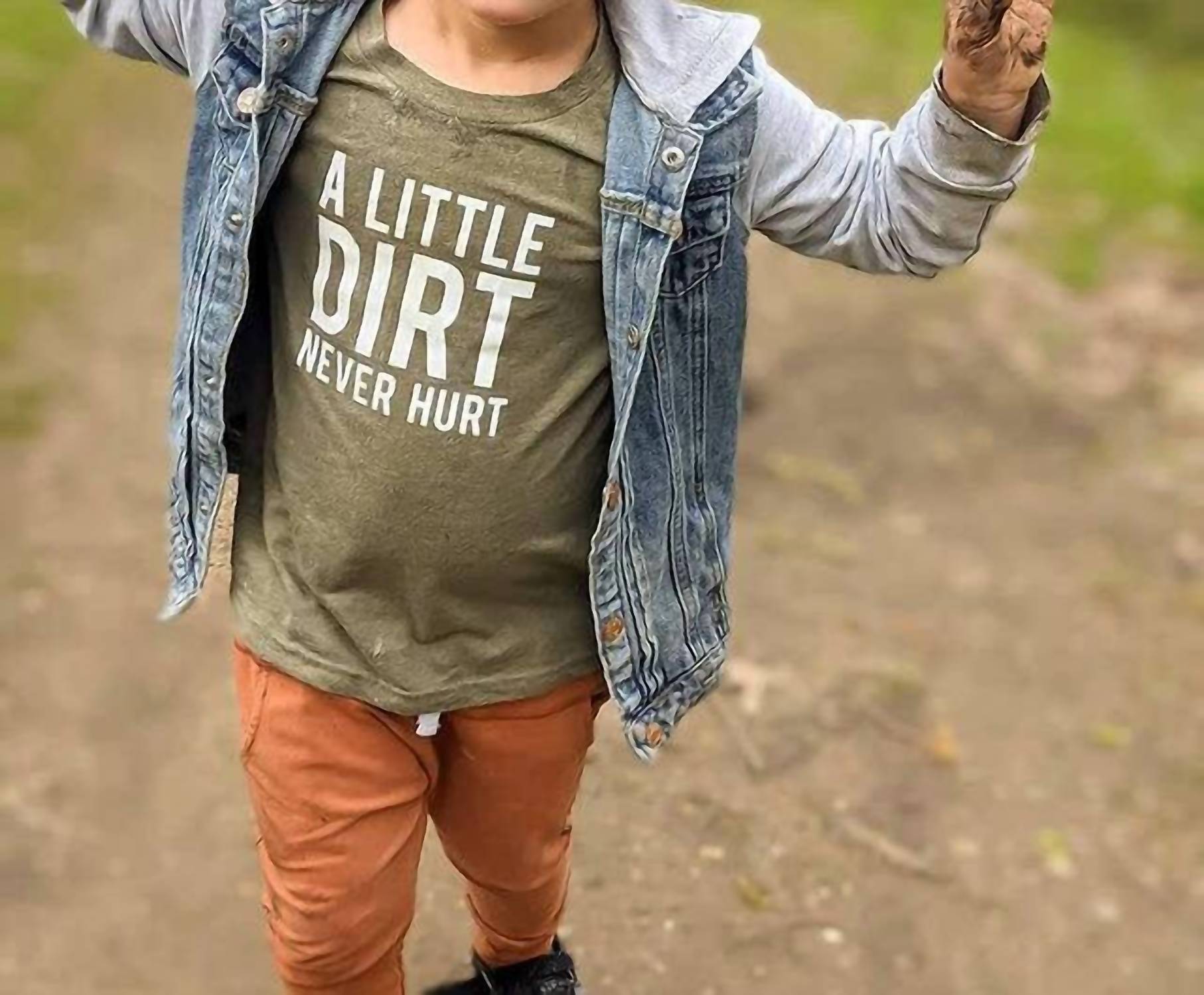 

Детская футболка "Немного грязи не помеха" в цвете хаки оливковый Nature Suppply Co