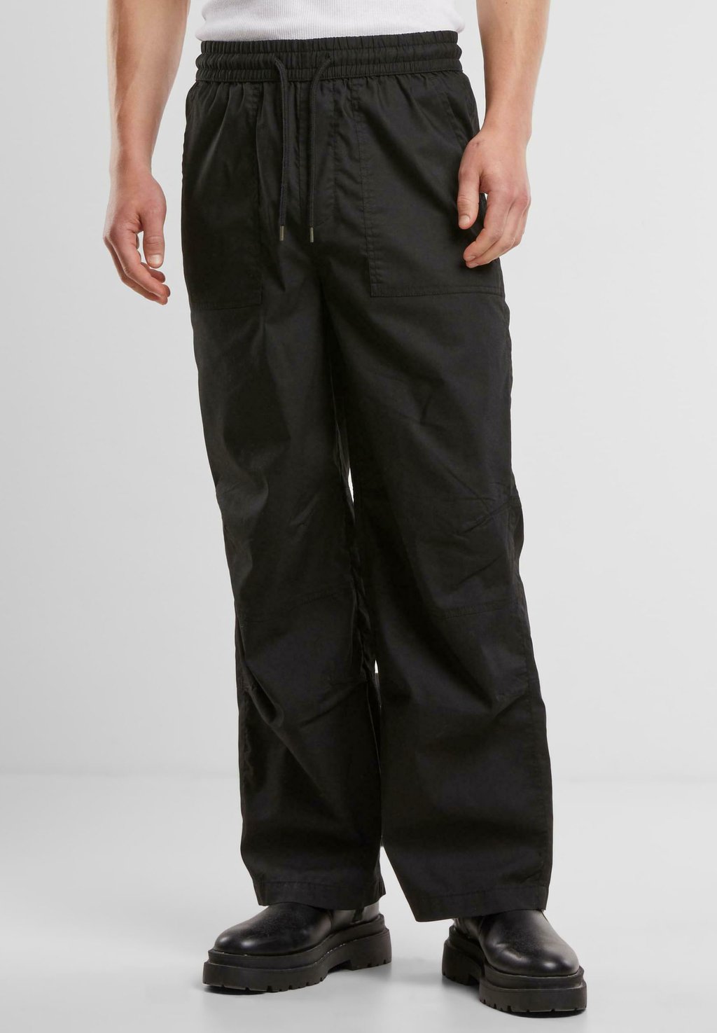 

Брюки LOOSE FIT WITH DARTS Urban Classics, черный