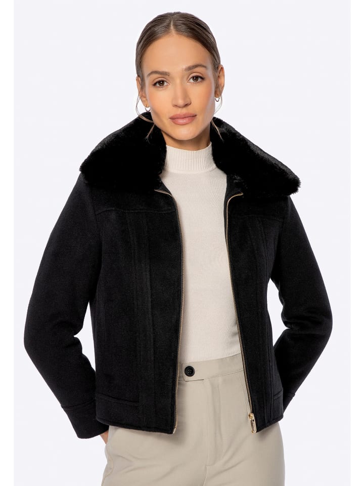 

Короткая куртка со съемным искусственным мехом черного цвета Wittchen