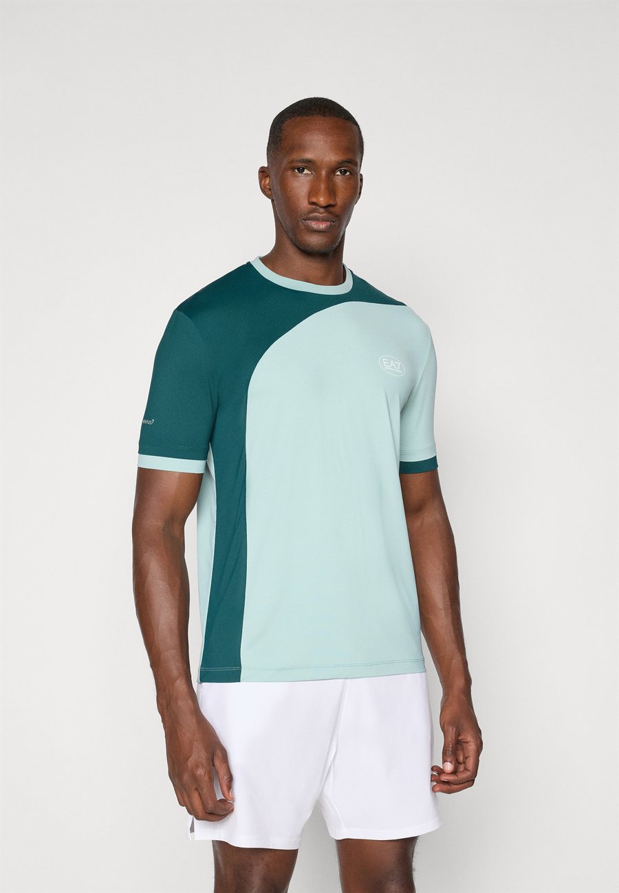 

Футболка EA7 Emporio Armani TENNIS PRO TEE COLORBLOCK, Blue Surf/Mint, Зеленый, Футболка EA7 Emporio Armani TENNIS PRO TEE COLORBLOCK, Blue Surf/Mint