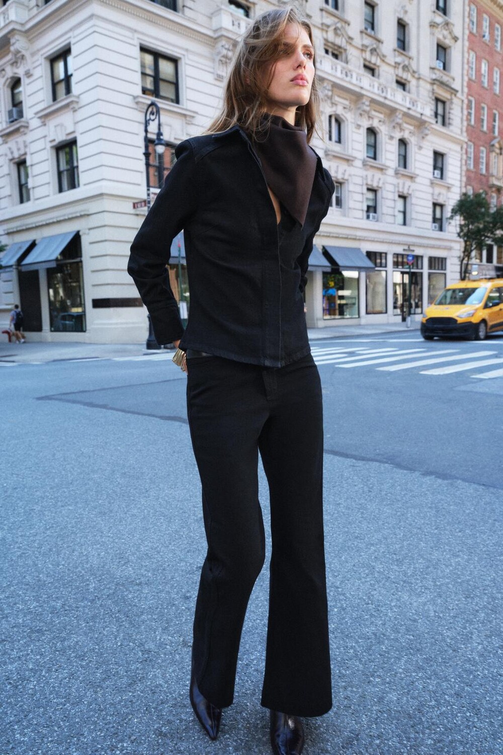 

Джинсы bootcut со средней талией ZARA, черный